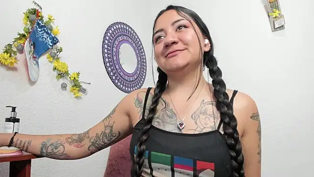 Snapshot of Hanna_moore1 chatting on 12-16-24, 07:21 Hanna moore1 online show from 12-16-24, 07:21