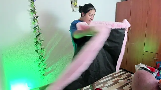 Snapshot of Hanna_moore1 chatting on 12-19-24, 12:56 Hanna moore1 online show from 12-19-24, 12:56