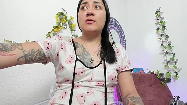 Snapshot of Hanna_moore1 chatting on 02-05-25, 10:22 Hanna moore1 online show from 02-05-25, 10:22