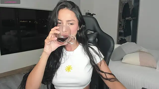 Snapshot of EvaMoet chatting on 03-07-25, 05:08 EvaMoet online show from 03-07-25, 05:08