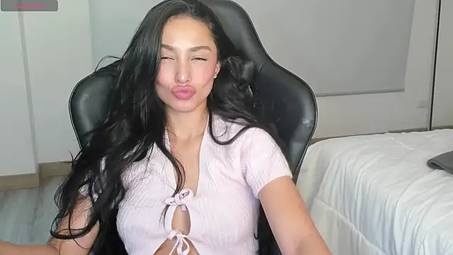 Snapshot of EvaMoet chatting on 03-16-25, 08:21 EvaMoet online show from 03-16-25, 08:21