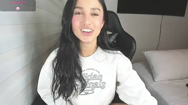 Snapshot of EvaMoet chatting on 09-17-25, 09:22 EvaMoet online show from 09-17-25, 09:22