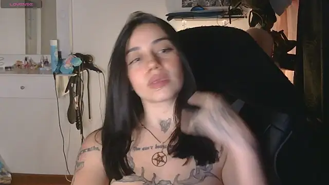 Snapshot of val_bardot chatting on 05-12-26, 04:53 val bardot online show from 05-12-26, 04:53