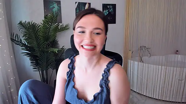 Snapshot of GracefulLook chatting on 02-06-25, 09:43 GracefulLook online show from 02-06-25, 09:43