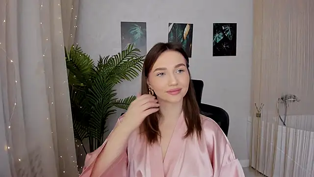 Snapshot of GracefulLook chatting on 02-24-25, 03:44 GracefulLook online show from 02-24-25, 03:44