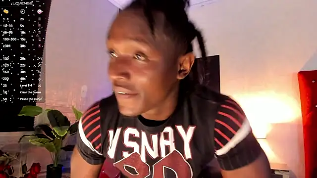 Snapshot of DannSmmith chatting on 10-28-25, 04:38 DannSmmith online show from 10-28-25, 04:38