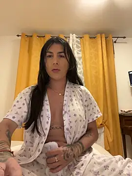 Snapshot of missdirtyhot_ chatting on 10-16-25, 05:25 missdirtyhot  online show from 10-16-25, 05:25