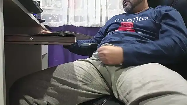 Snapshot of Sakhtlaundaz chatting on 12-17-24, 11:27 Sakhtlaundaz online show from 12-17-24, 11:27