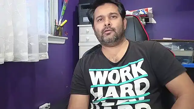 Snapshot of Sakhtlaundaz chatting on 01-01-25, 10:03 Sakhtlaundaz online show from 01-01-25, 10:03