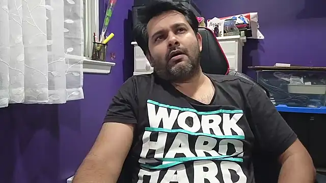 Snapshot of Sakhtlaundaz chatting on 01-02-25, 01:17 Sakhtlaundaz online show from 01-02-25, 01:17