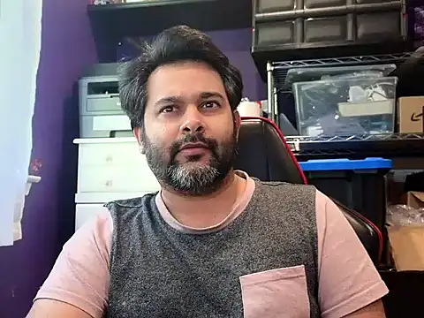 Snapshot of Sakhtlaundaz chatting on 10-10-25, 02:05 Sakhtlaundaz online show from 10-10-25, 02:05