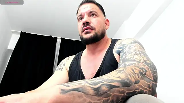 Snapshot of musclemonster31 chatting on 10-14-25, 02:40 musclemonster31 online show from 10-14-25, 02:40