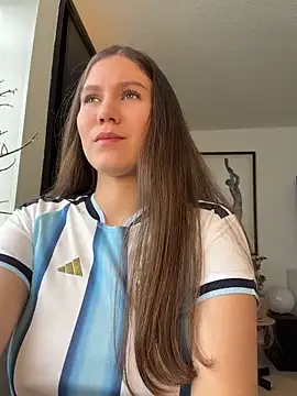 AmelieLaurent  online show from 06-17-26, 06:09
