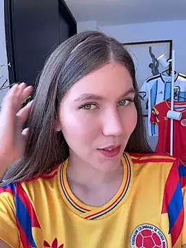 AmelieLaurent  online show from 06-18-26, 03:49