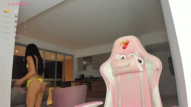 Snapshot of mia_yourmommy chatting on 01-23-25, 02:44 mia yourmommy online show from 01-23-25, 02:44