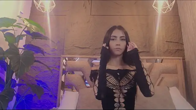 Coralinnee  online show from 05-14-26, 04:41