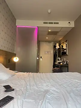 Snapshot of MileySin1111 chatting on 10-27-25, 11:14 MileySin1111 online show from 10-27-25, 11:14