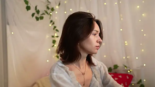 Snapshot of VivianLy_ chatting on 01-15-25, 07:48 VivianLy online show from 01-15-25, 07:48