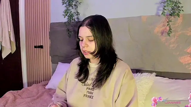 Snapshot of Mey_moon chatting on 04-28-26, 04:06 Mey moon online show from 04-28-26, 04:06