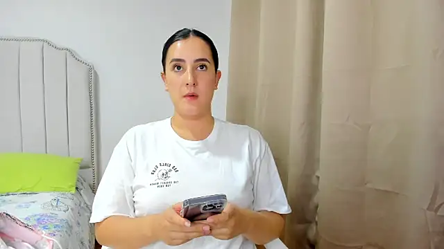 Snapshot of Hanna86 chatting on 10-30-25, 12:34 Hanna86 online show from 10-30-25, 12:34