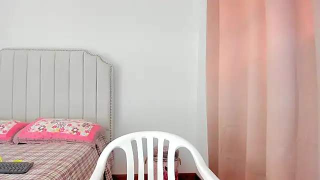 Snapshot of Hanna86 chatting on 01-12-26, 05:18 Hanna86 online show from 01-12-26, 05:18