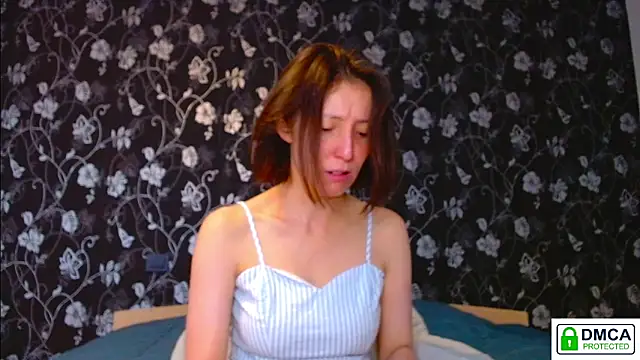 Snapshot of Sophi_Cute chatting on 05-17-26, 06:00 Sophi Cute online show from 05-17-26, 06:00