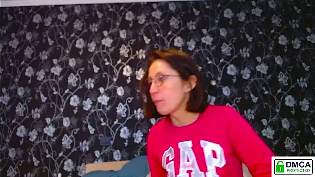 Snapshot of Sophi_Cute chatting on 05-19-26, 12:33 Sophi Cute online show from 05-19-26, 12:33