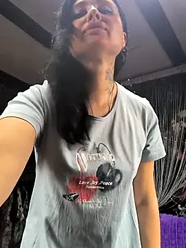 Snapshot of KikiXRed chatting on 11-12-25, 11:10 KikiXRed online show from 11-12-25, 11:10