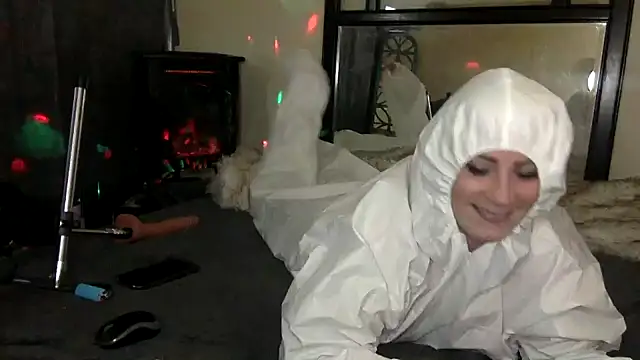 Snapshot of TiffaneyLove chatting on 02-18-25, 05:42 TiffaneyLove online show from 02-18-25, 05:42
