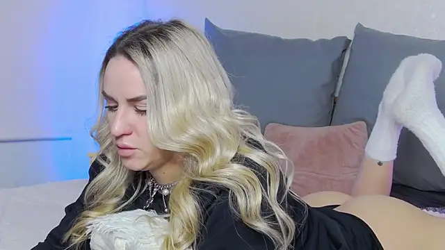 SofiJames online show from 03-06-25, 06:19