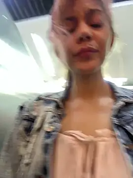 Snapshot of Pretty-10Woman chatting on 09-24-25, 05:49 Pretty-10Woman online show from 09-24-25, 05:49