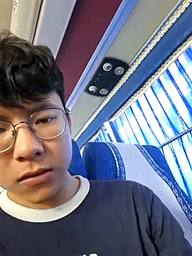 Snapshot of Gwencloudy chatting on 05-17-26, 02:53 Gwencloudy online show from 05-17-26, 02:53