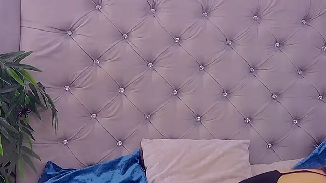 Snapshot of MeIisaLove chatting on 10-04-25, 07:45 MeIisaLove online show from 10-04-25, 07:45