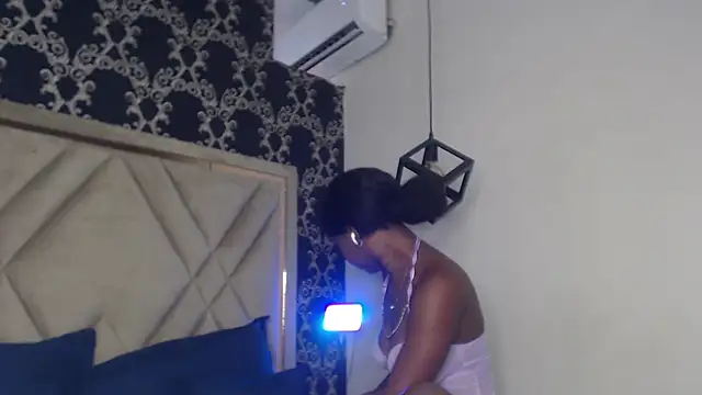 Snapshot of MichaelaCox chatting on 11-04-25, 08:52 MichaelaCox online show from 11-04-25, 08:52