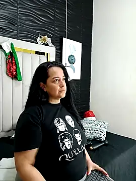 Snapshot of lucia_vonne_ chatting on 12-18-24, 02:38 lucia vonne  online show from 12-18-24, 02:38