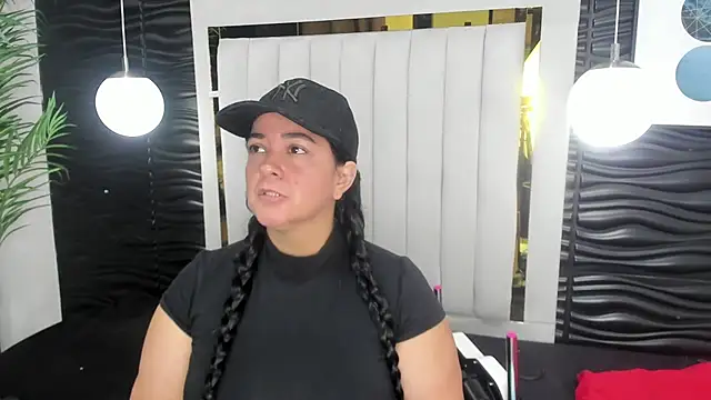 Snapshot of lucia_vonne_ chatting on 02-19-25, 12:00 lucia vonne  online show from 02-19-25, 12:00