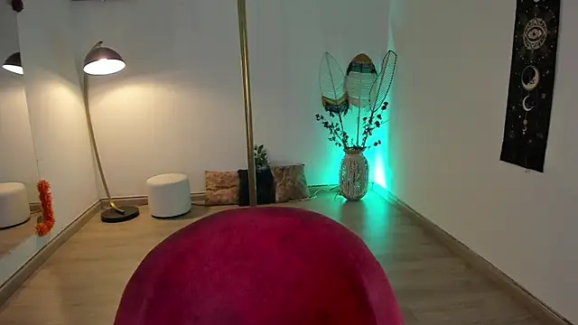 Snapshot of Kat_Art chatting on 12-24-24, 02:43 Kat Art online show from 12-24-24, 02:43