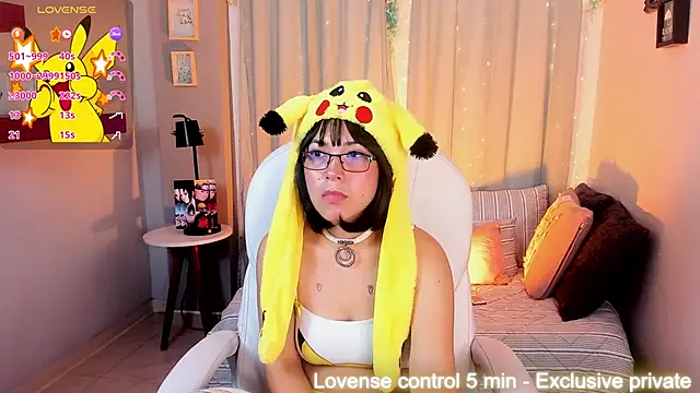 CoralineRicce  online show from 02-06-25, 05:14