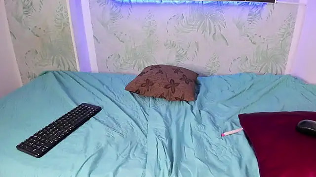 yungelitamor  online show from 03-23-25, 07:42