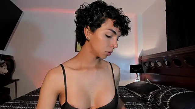 Snapshot of xhenisa_ chatting on 12-28-24, 02:22 xhenisa online show from 12-28-24, 02:22