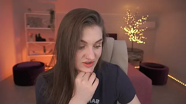 EmmyCharmm online show from 04-26-26, 05:49