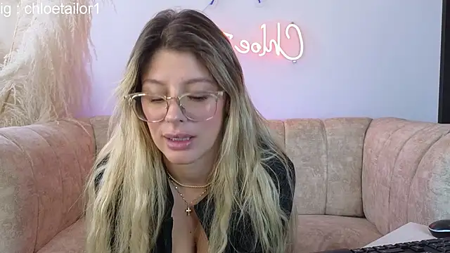 Snapshot of ChloeTailor_ chatting on 02-12-25, 07:24 ChloeTailor online show from 02-12-25, 07:24