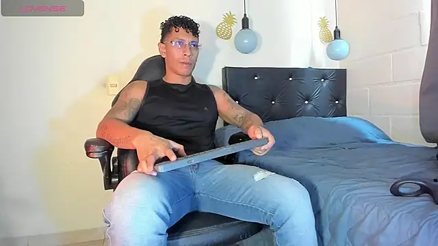 Snapshot of FuckHardlove chatting on 12-19-24, 06:34 FuckHardlove online show from 12-19-24, 06:34