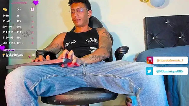 Snapshot of FuckHardlove chatting on 12-22-24, 03:11 FuckHardlove online show from 12-22-24, 03:11