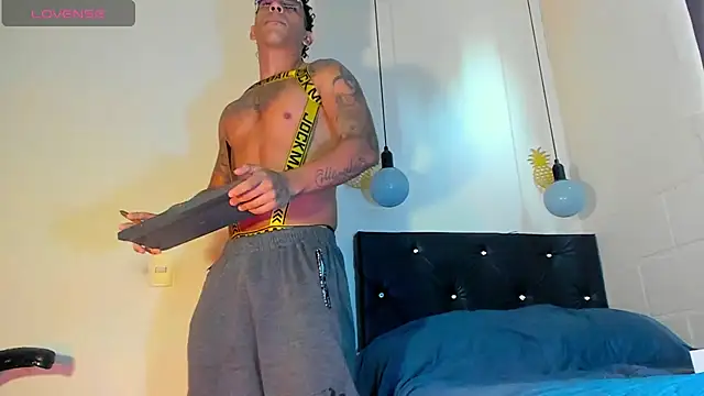 Snapshot of FuckHardlove chatting on 12-24-24, 02:22 FuckHardlove online show from 12-24-24, 02:22