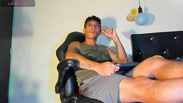 Snapshot of FuckHardlove chatting on 12-28-24, 05:25 FuckHardlove online show from 12-28-24, 05:25