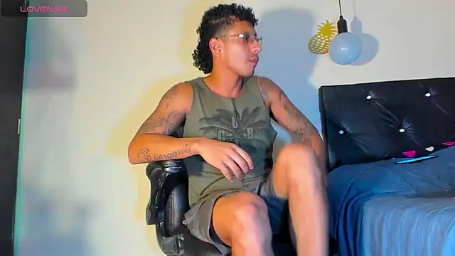 Snapshot of FuckHardlove chatting on 12-29-24, 12:30 FuckHardlove online show from 12-29-24, 12:30