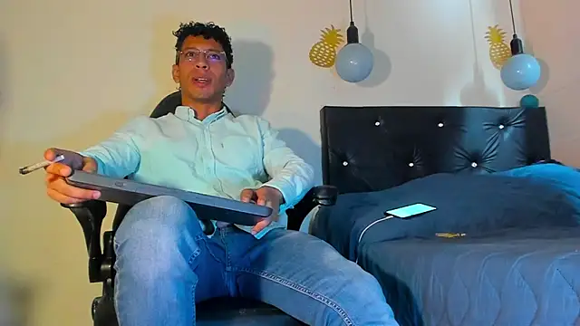 Snapshot of FuckHardlove chatting on 12-30-24, 02:51 FuckHardlove online show from 12-30-24, 02:51