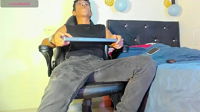 Snapshot of FuckHardlove chatting on 02-14-25, 03:22 FuckHardlove online show from 02-14-25, 03:22