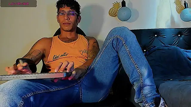 Snapshot of FuckHardlove chatting on 02-27-25, 07:15 FuckHardlove online show from 02-27-25, 07:15